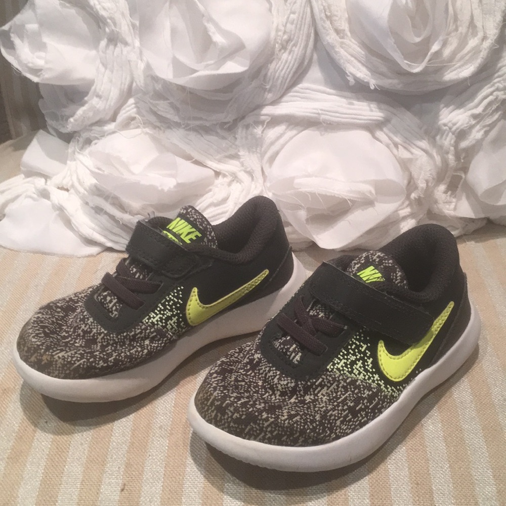 Toddler Nike flex size 9